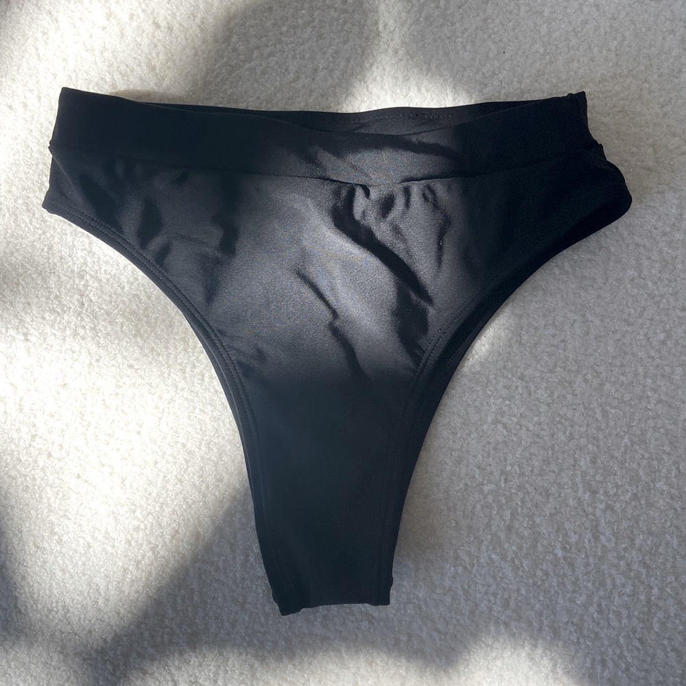 Black Cheeky High Waisted Bikini Bottoms • NWT 🏷️